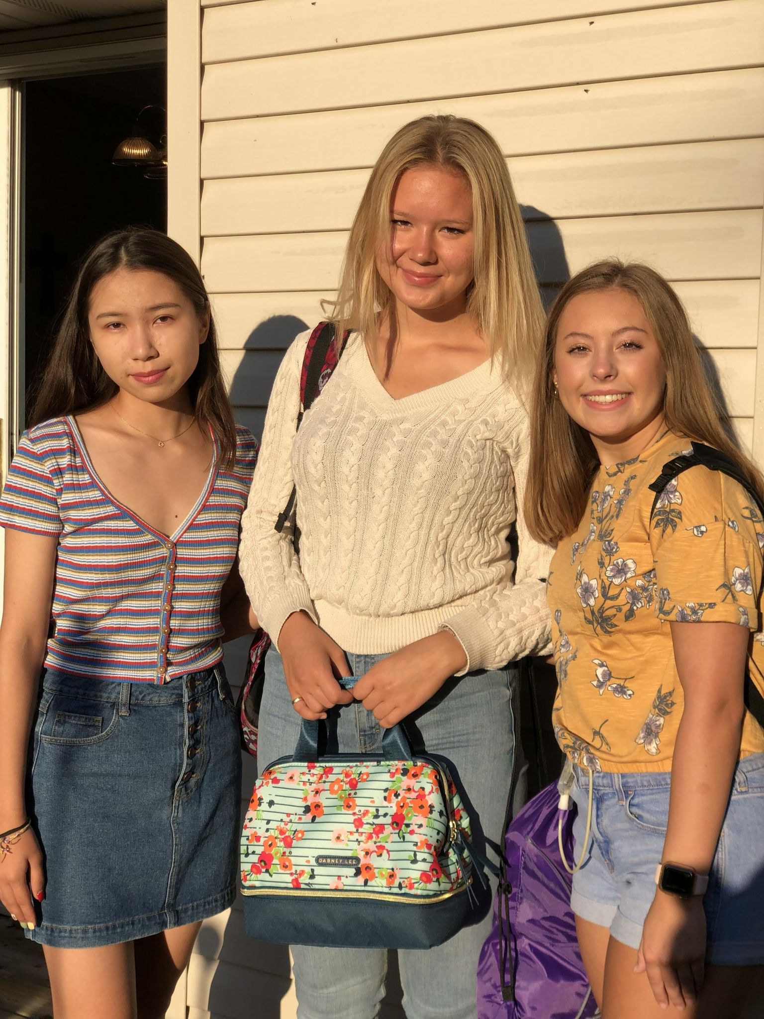 Pilt esimesest koolipäevast, kui Maria Dyavolessa Kuittinen (keskel) läks oma võõrustaja-ema õe lapse ja Kasahstani vahetusõpilasega kooli.