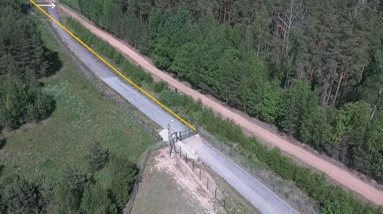 Желтая линия отмечает границу. Белая - место перехода эстонских логистов.