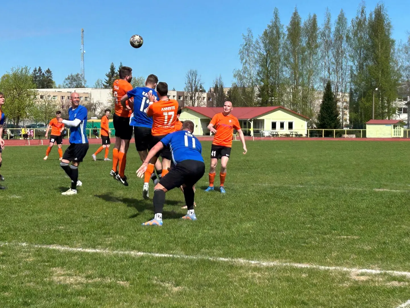 Kohati oli Türi linnastaadioni muru Türi Ganvixi ja FC Kose mängu ajal hõre, kuid võitlusliku mängu sai ikkagi ära pidada.