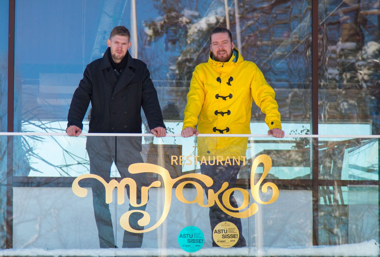 Mr Jakobi peakokad Maanu Tafenau (vasakul) ja Jorma Riivald valmistavad juba teist korda suupisteid presidendi pidulikule aastapäevavastuvõtule. Kokku tuleb meestel valmis teha vähemalt 1600 soolast suupistet.