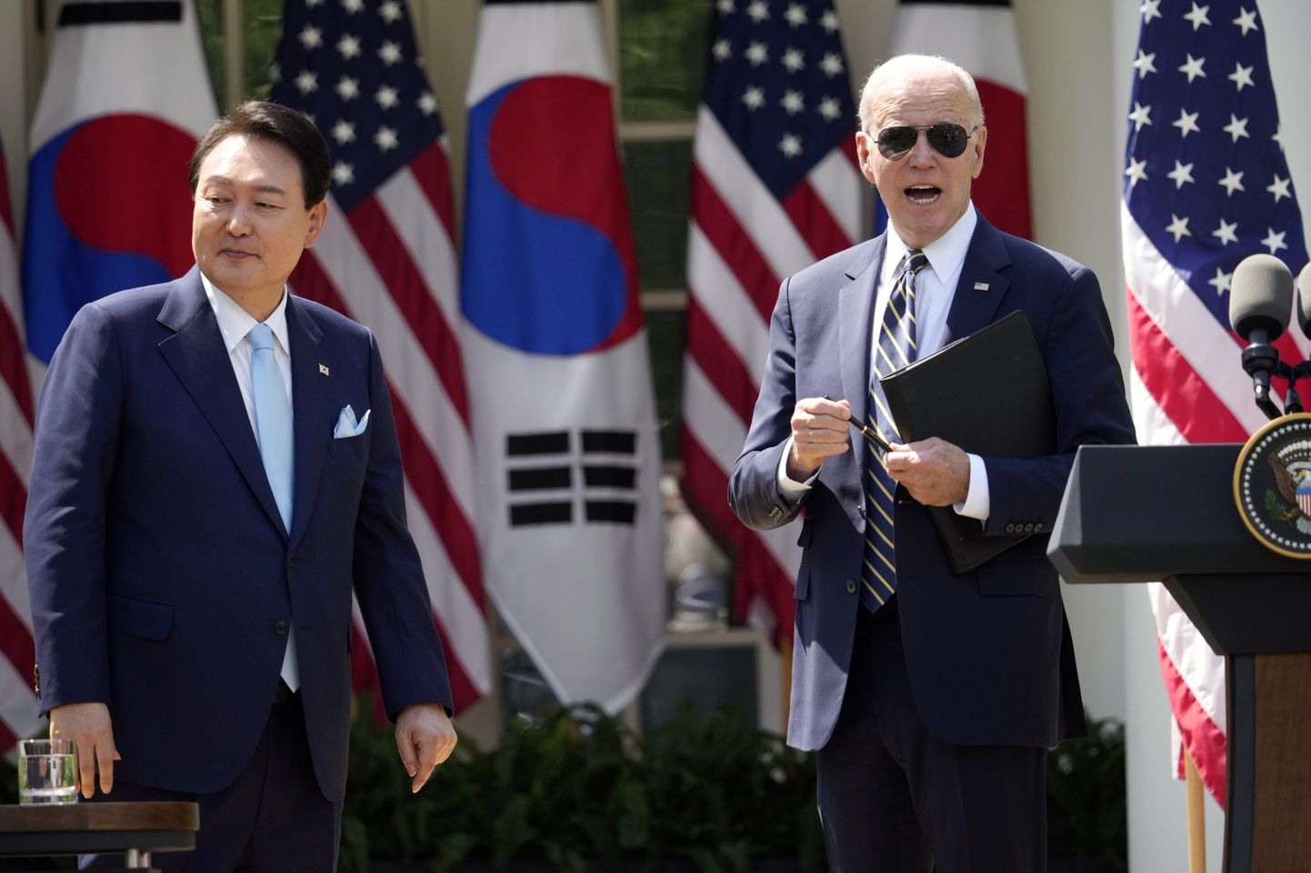 ASV prezidents Džo Baidens Baltajā namā uzņem Dienvidkorejas prezidentu Junu Sukjolu.