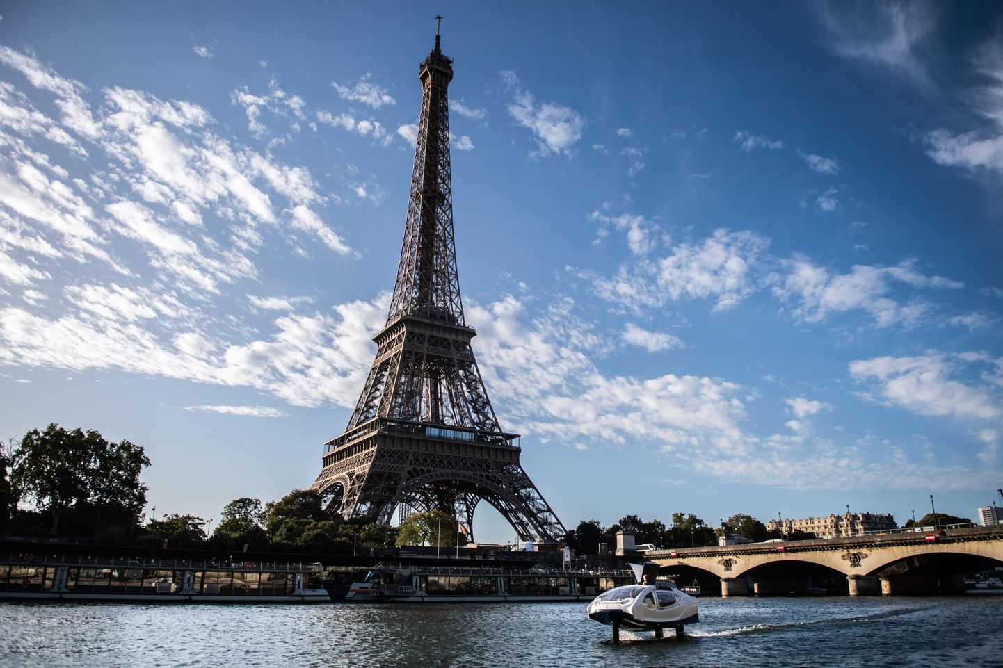 Eiffeli torn Pariisis. Välisministeerium palub ühtlasi arvestada sellega, et viirusjuhtumeid tuvastatakse ka üle kogu Saksamaa ja Prantsusmaa, mistõttu soovitab ministeerium tõsiselt kaaluda nendesse riikidesse reisimise vajalikkust.