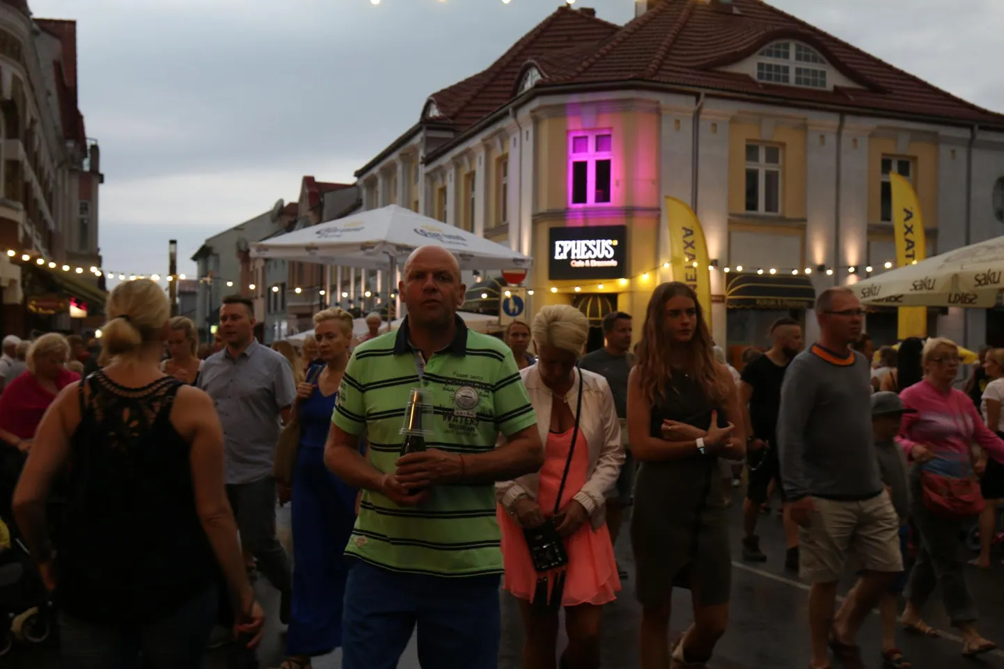 Efektsete installatsioonidega tahetakse augustiöö muuta hubaseks, eri moodi on valgustatud lavad ja tulega isegi tantsitakse.