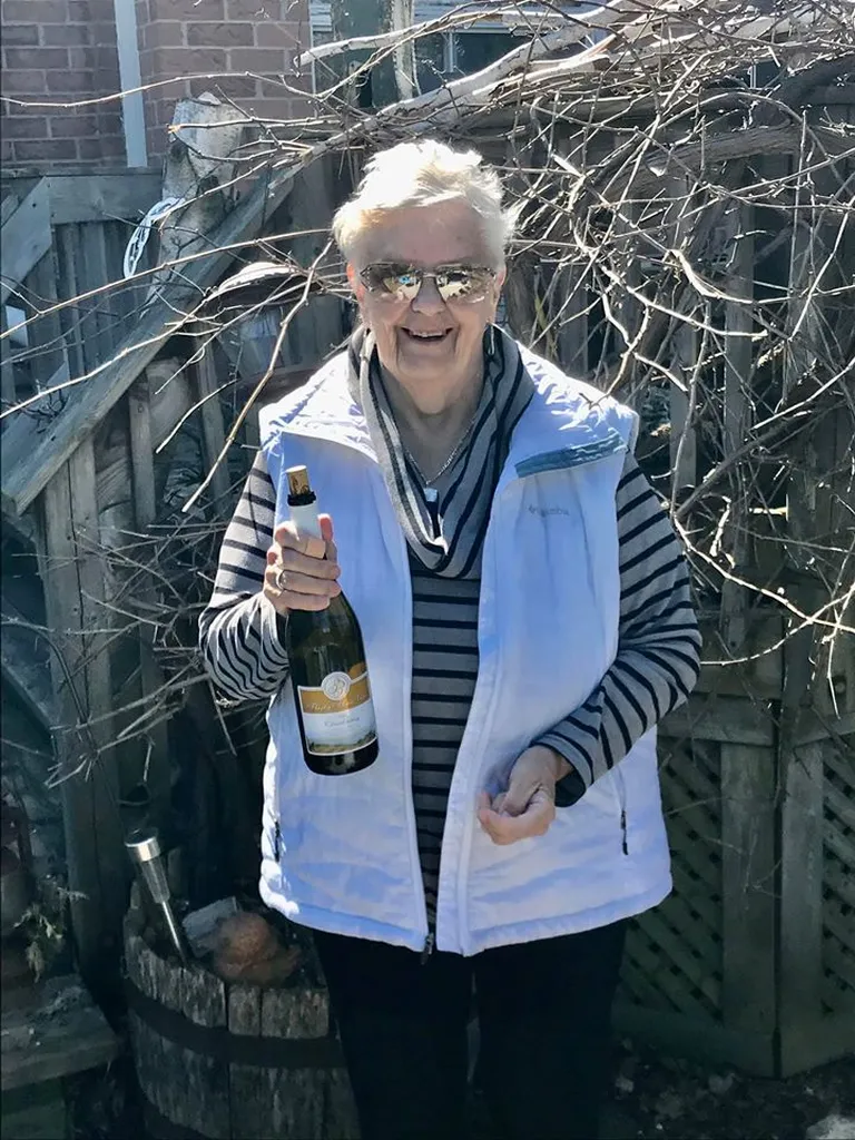 Мама Мюллер получила свою бутылку вина