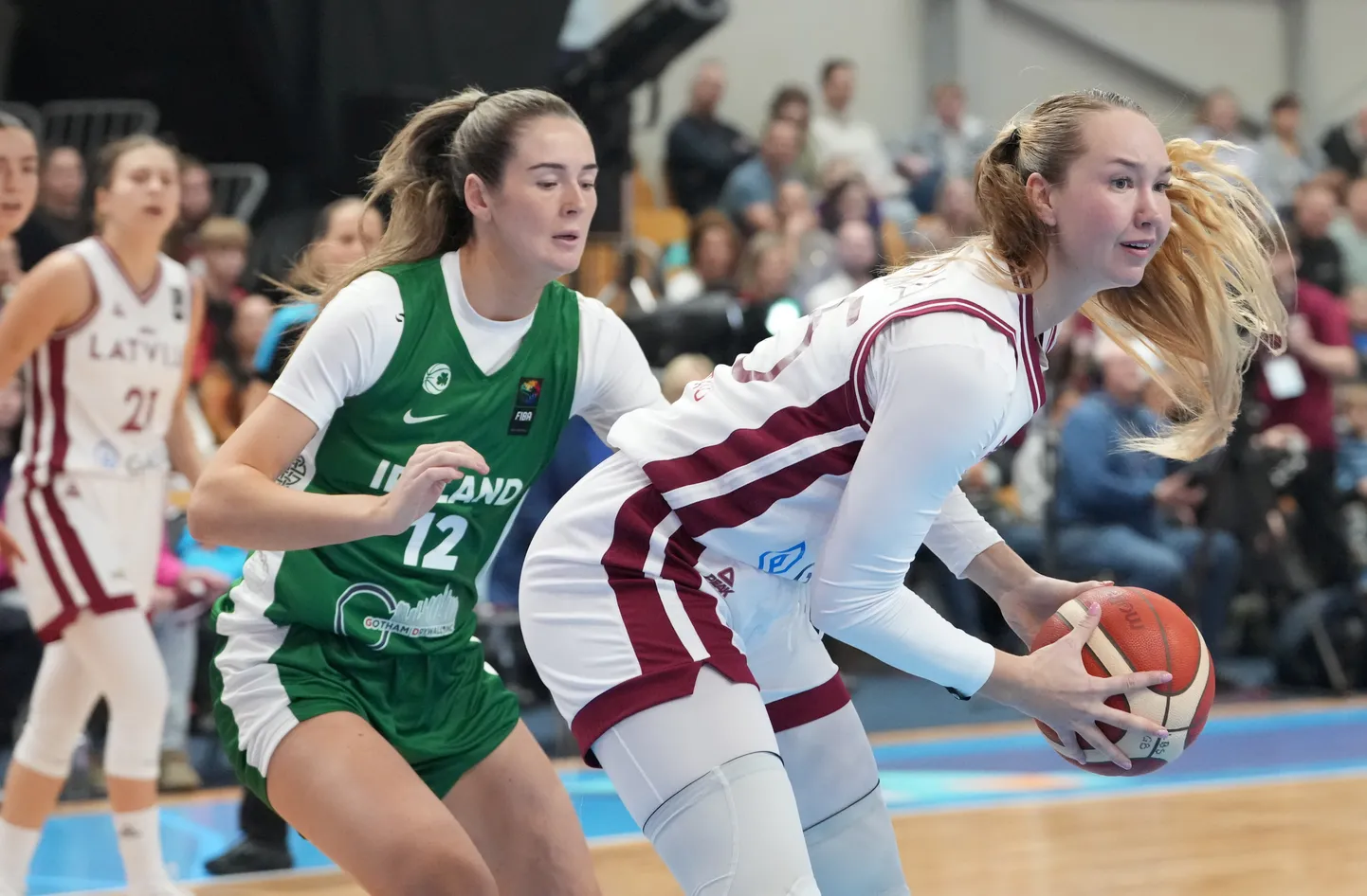 Latvijas sieviešu basketbola izlases spēlētāja Digna Strautmane (no labās) Eiropas čempionāta kvalifikācijas spēlē basketbolā sievietēm starp Latviju un Īriju "Rimi" Olimpiskajā centrā.