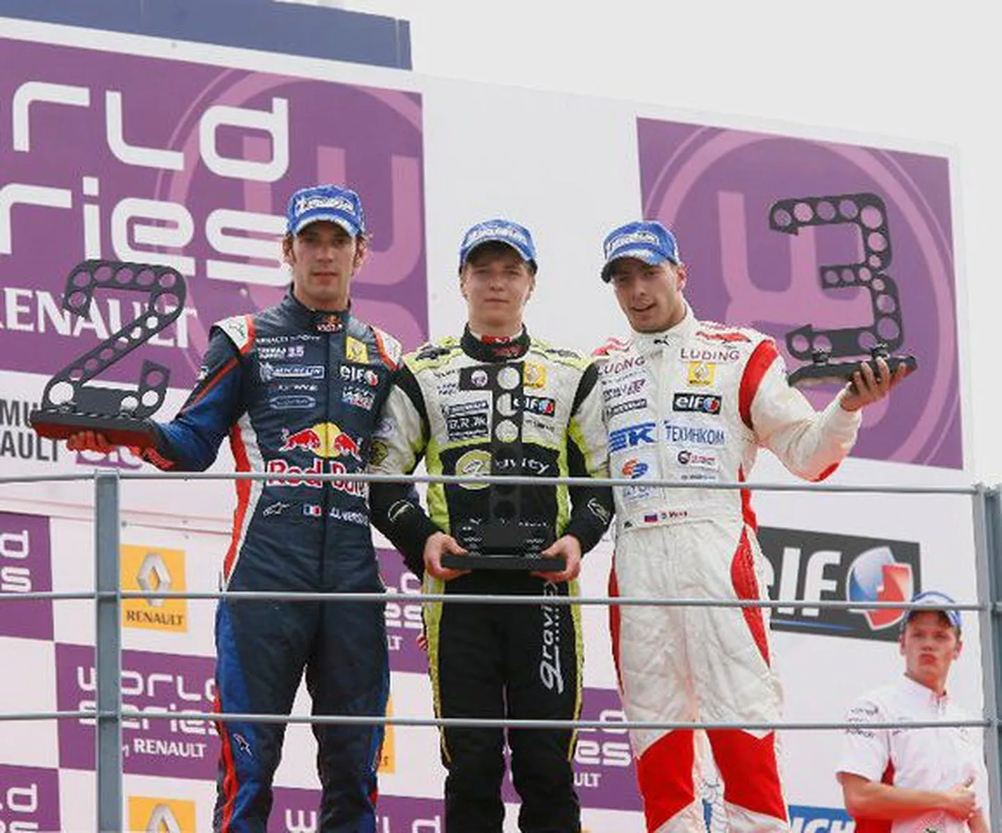 Kevin Korjus (keskel) kerkis mõnevõrra üllatuslikult keerulisel Monza ringrajal esimeses sõidus võitjaks.