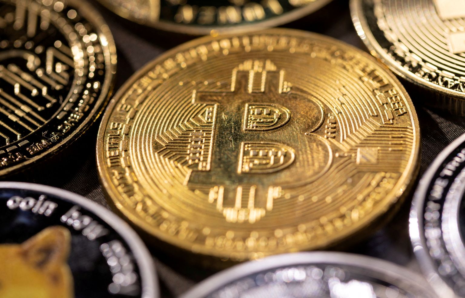 Bitcoin on detsentraliseeritud digitaalne käibevahend ehk virtuaalraha ehk e-raha, millega saab kaubelda kogu maailmas
