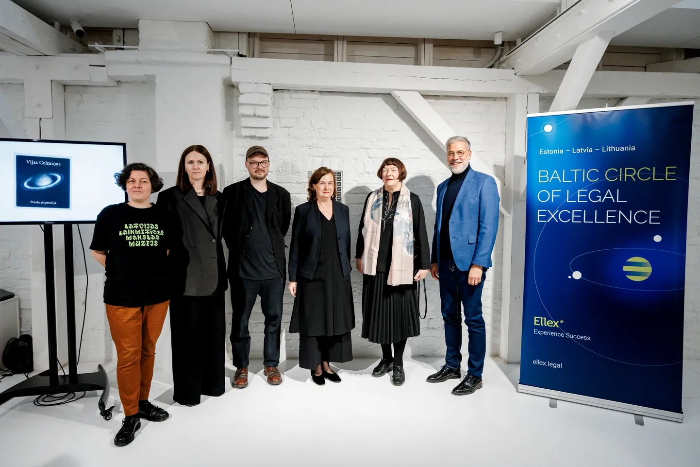 Maija Kurševa, Zane Čulkstēna, Kaspars Groševs un Elita Ansone - Vijas Celmiņas stipendijas žūrija; LNMM direktore Māra Lāce un Raimonds Slaidiņš, zvērinātu advokātu biroja "Ellex Kļaviņš" vecākais partneris.
