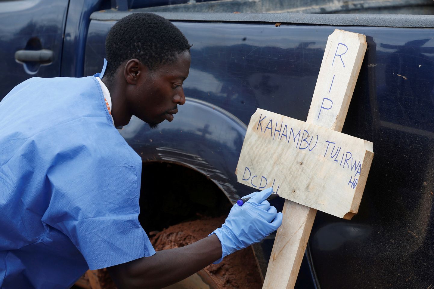 Punase Risti kongolasest töötaja kirjutab 28. märtsil ristile ebolasse surnud kongolanna Kahambu Tulirwaho nime. Pisut hiljem algab naise matuseteenistus.