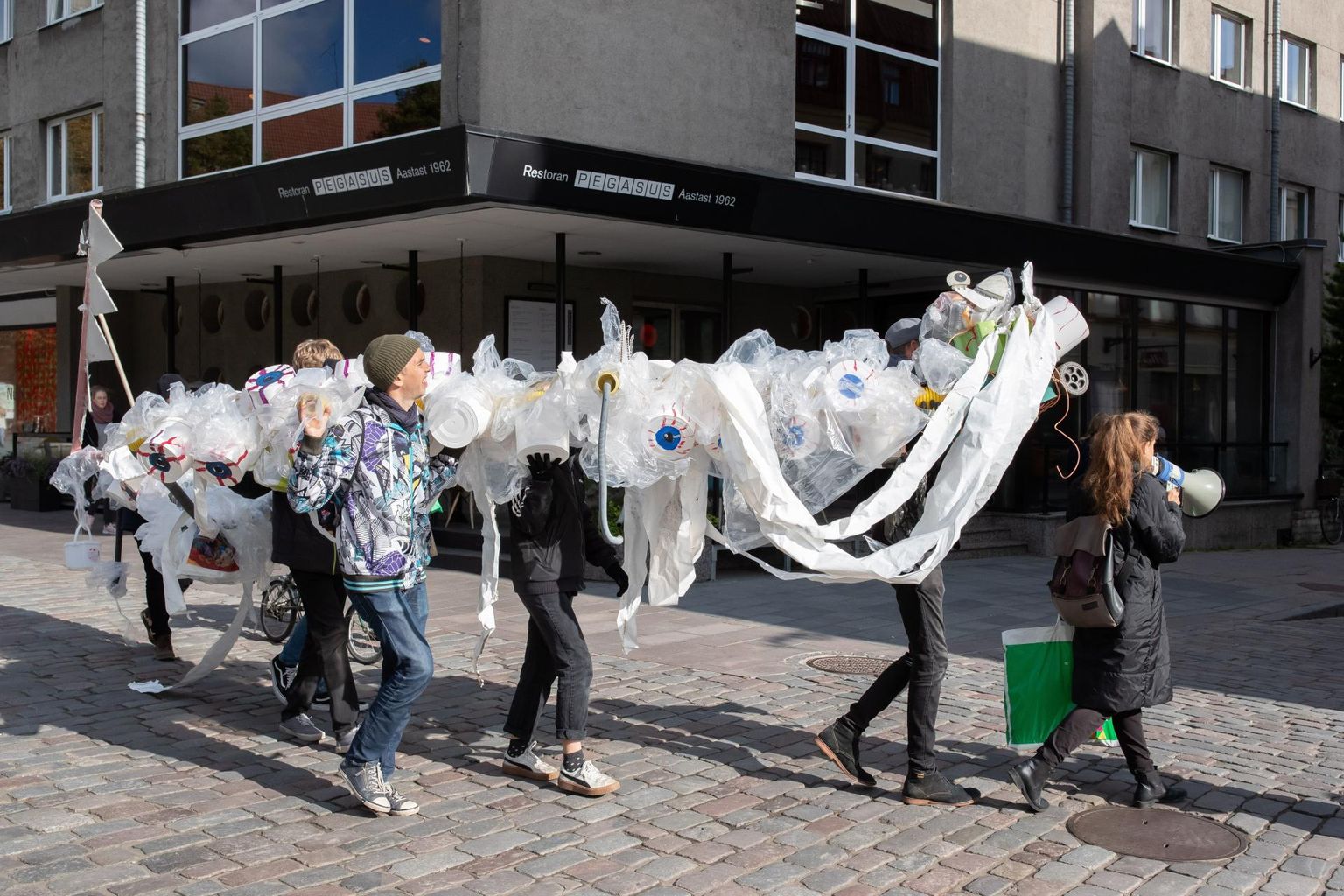 Kliimaprotesti aktsioon nädala eest Week4Future raames. Kümmekond inimest kõndisid Plastikolliga Balti jaamast Tammsaare parki.