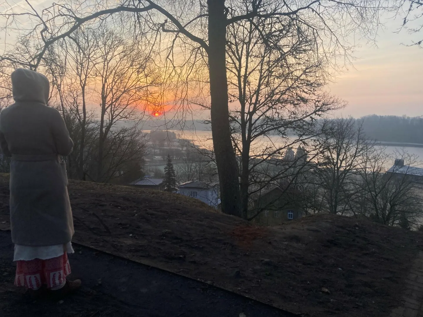 Paastumaarjapäeva hommikul tõusvat päikest lauluga tervitada on kena komme ja see rituaal teeb naised väekaks.