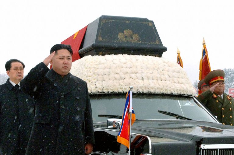 Põhja-Korea liider Kim Jong-un (ees) saatmas oma isa Kim Jong-ili sarka 28. detsembril 2011