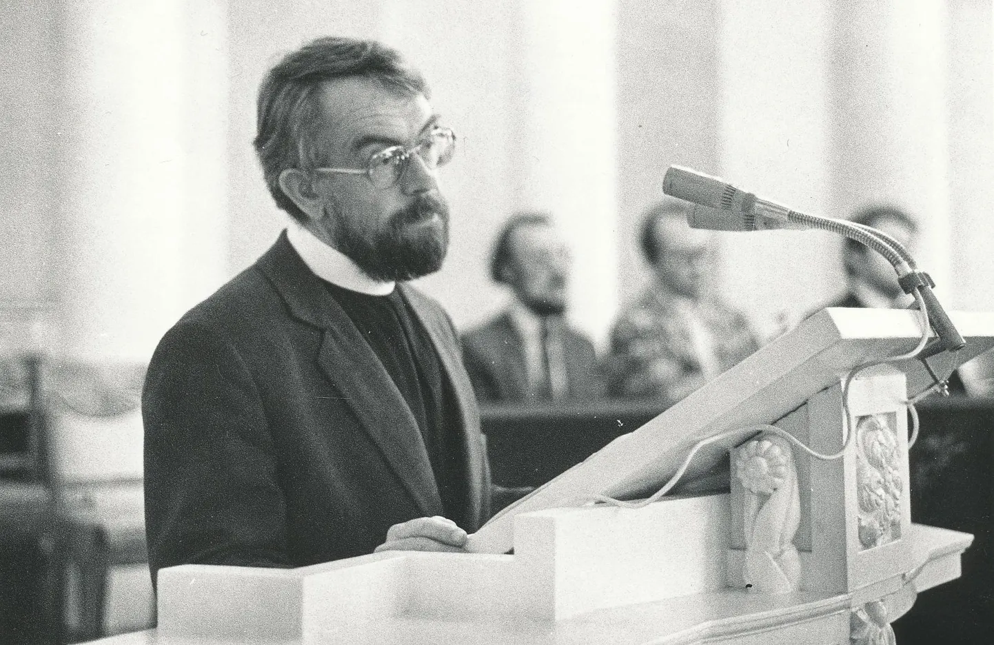 Tollases Postimehe uudises seisab, et usuteaduskonna aktuse avas 1991. aasta 1. septembril dekaan Kalle Kasemaa prohvet Jesaja sõnumitega Siioni lunastamisest. Seda ta ise ei mäleta.