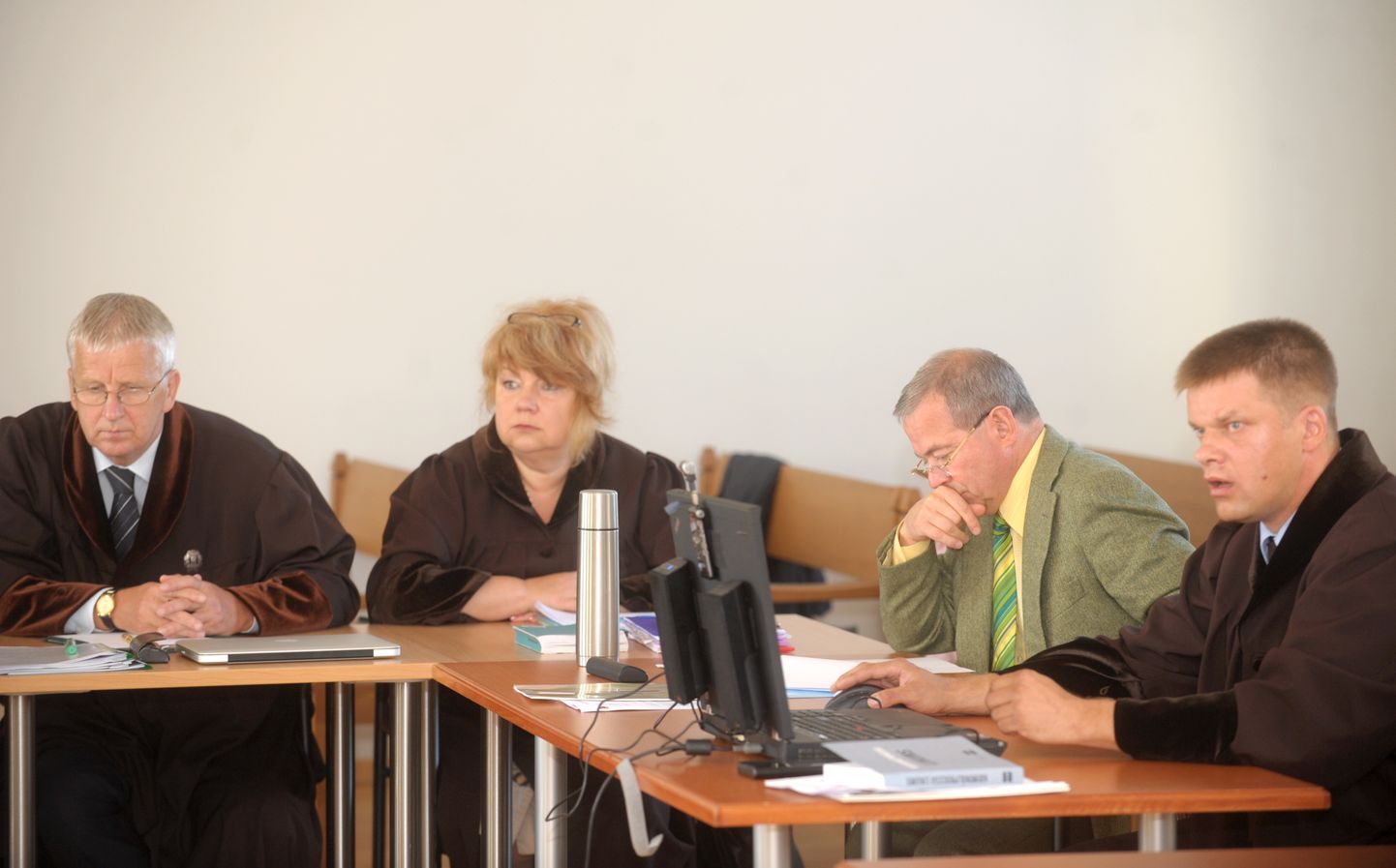 Advokāti Māris Mezītis (no kreisās), Irina Kauke, Ventspils mērs Aivars Lembergs un advokāts Raimonds Krastiņš pirms tiesas sēdes Rīgas apgabaltiesā, kur turpinās izskatīt Ventspils mēra krimināllietu.