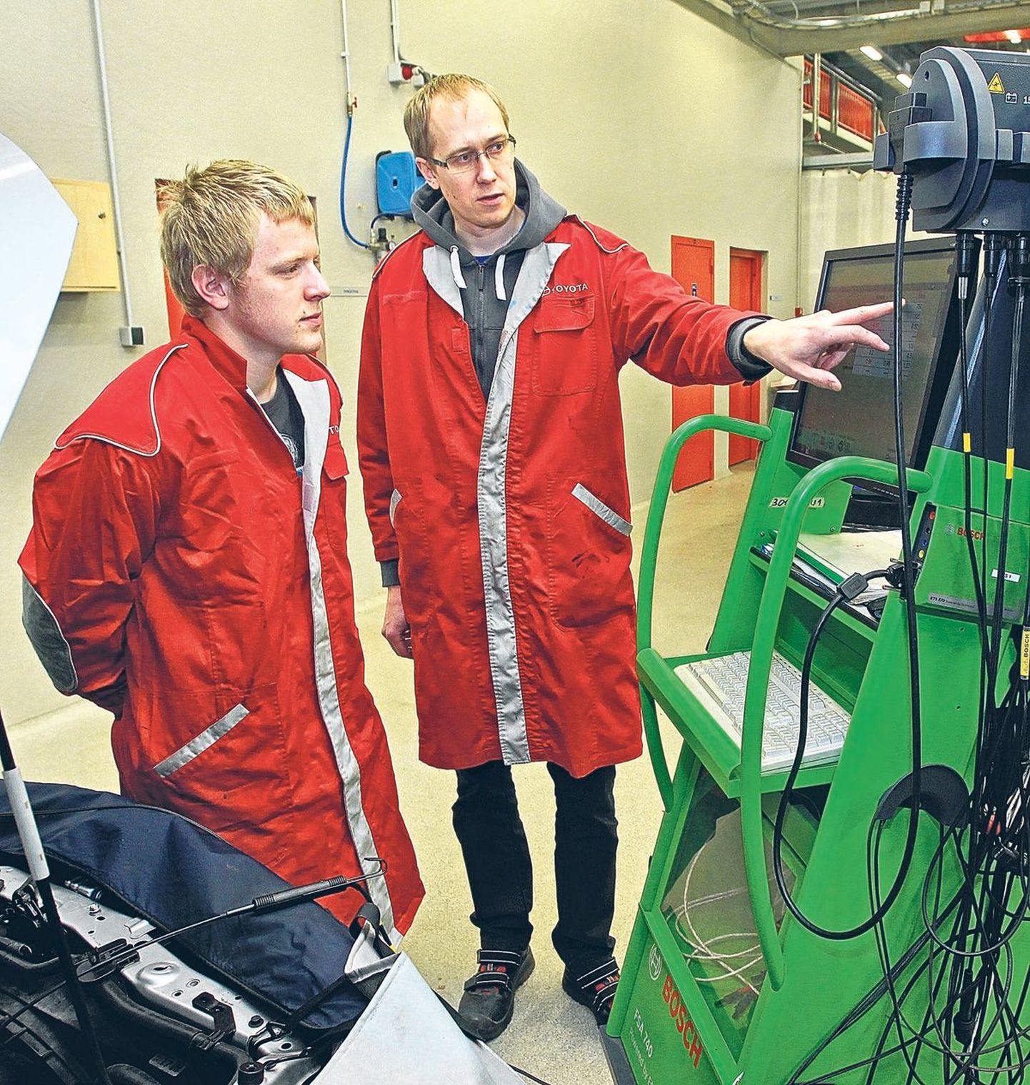 Ehkki Janari Zirk (vasakul) on Tartu kutsehariduskeskuses sõiduautotehniku vajalikud teadmised omandanud, lihvib ta EuroSkillsi võistluse tarvis oskusi kutseõpetaja Tanel Plovitsi abiga.