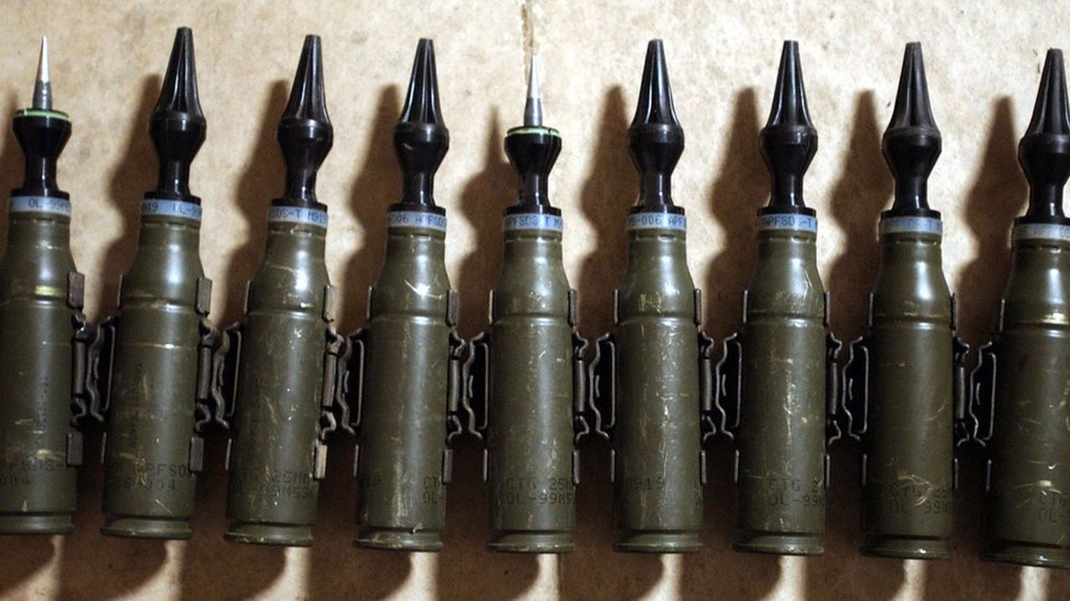 25-миллиметровые снаряды с обедненным ураном армии США