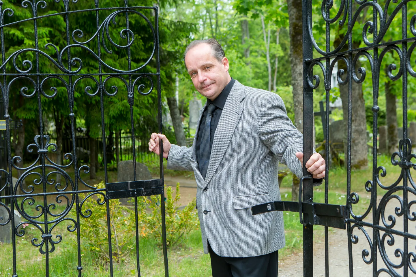 HAKKAS ETTEVÕTJAKS: Rudolf Sepp pakub leinakõneleja, hauakaevaja ja matusefotograafi teenust.