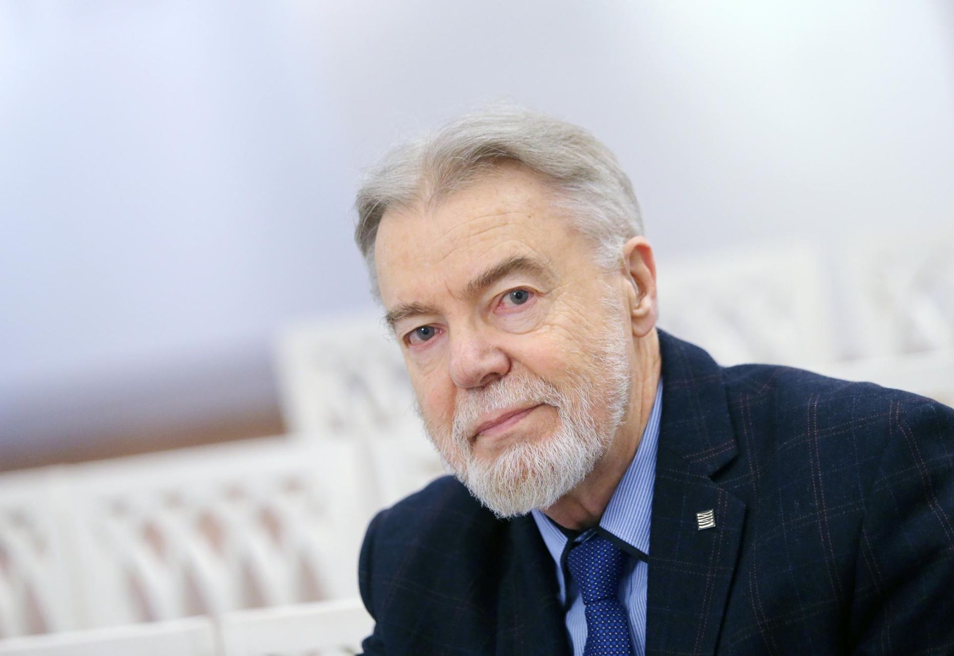Kirjandusteadlane, tõlkija, luuletaja ja esseist Jüri Talvet Tartu ülikooli muuseumi valges saalis.
