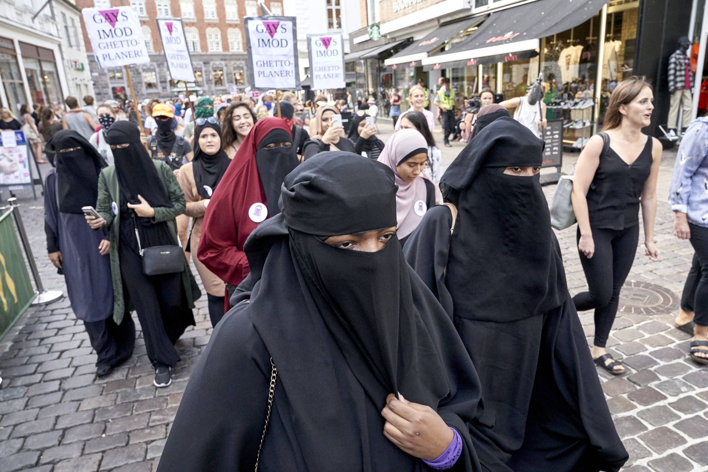 Boris Johnson ei poolda burkakeelu kehtestamist Suurbritannias, ent peab näokatte kandmist rõhuvaks.
