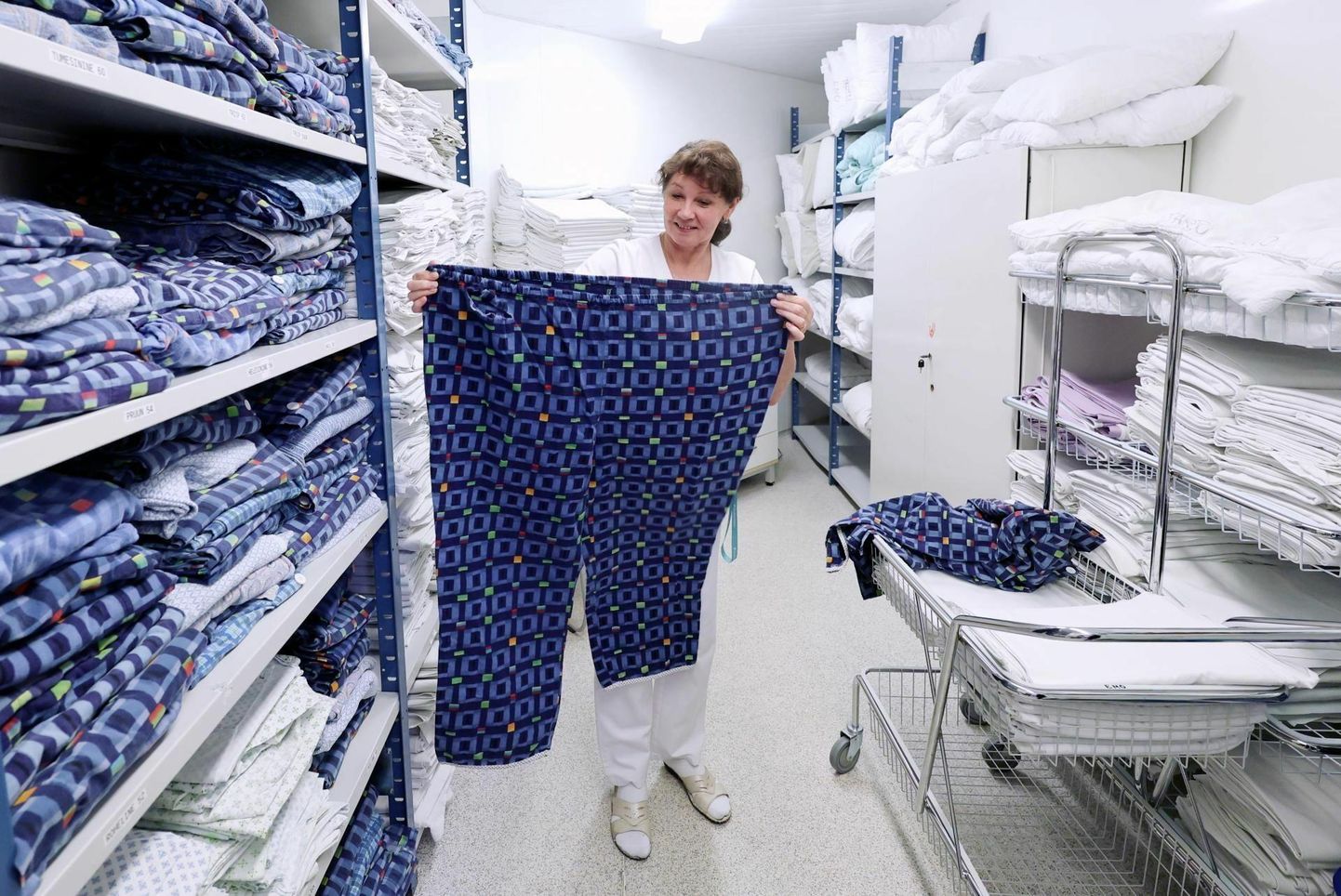 Tartu Ülikooli kliinikumi pesukäitluse juht Ivi Albrecht näitas pidžaamapükse suuruses 68. Ka number 70 on laos olemas. 
