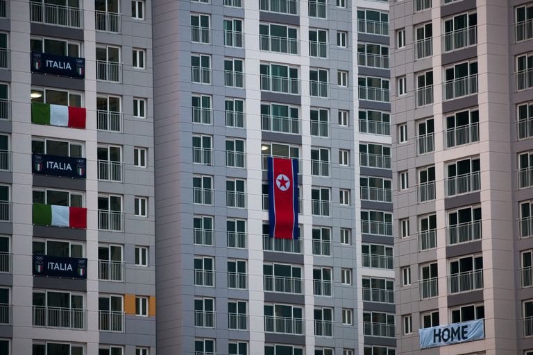 Põhja-Korea delegatsioon on olümpiakülas välja pannud suure rahvuslipu. Uudiskünnise ületas see seetõttu, et on suurem kui teiste riikide omad ja seetõttu peetakse seda autoritaarse riigi propagandaks.
