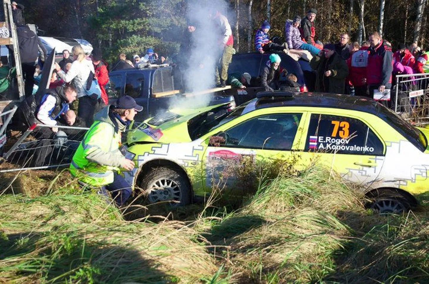 Jevgeni Rogovi juhitud ralliauto kihutas Saaremaa rallil vastu piirdeaeda ja vigastas selle taga seisnud inimesi.