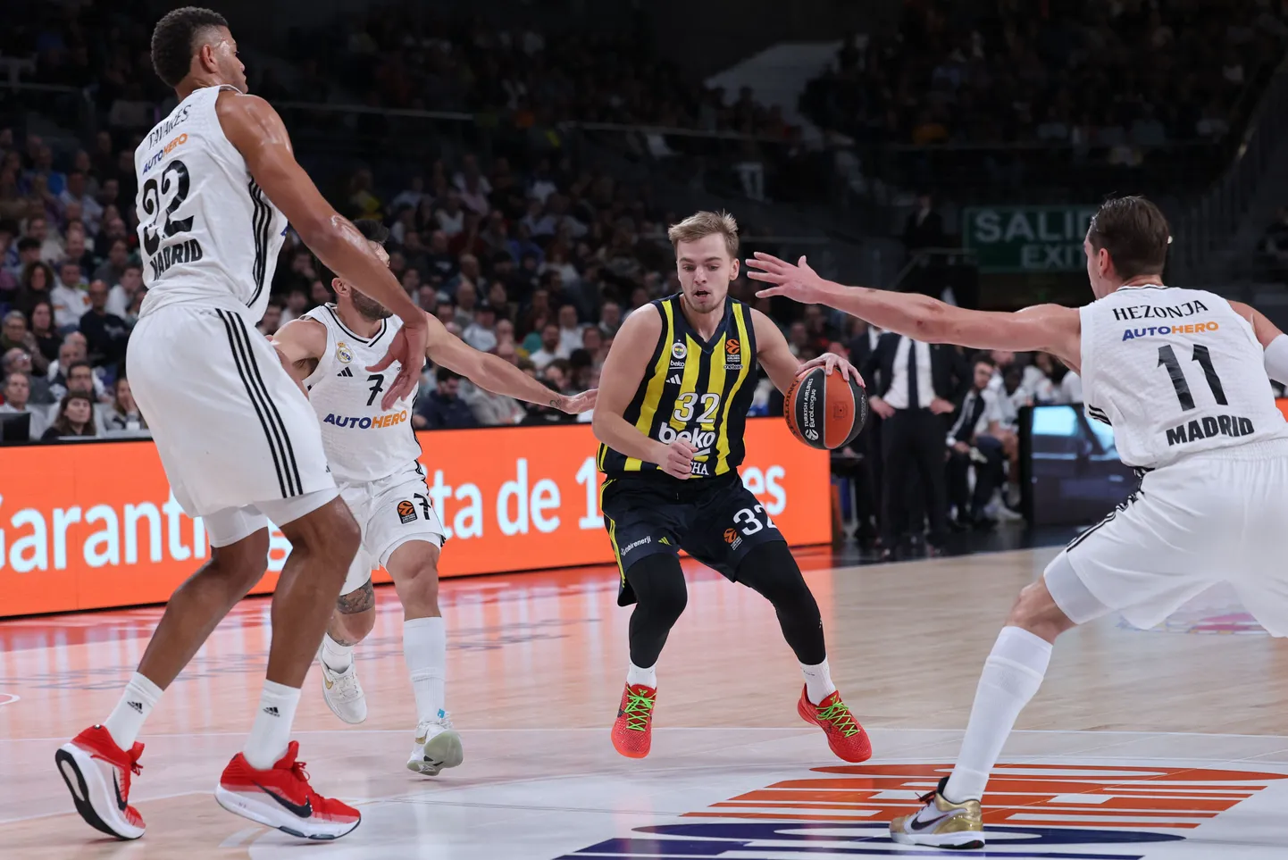 Latvijas basketbolists Artūrs Žagars (ar bumbu)