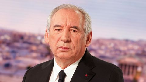 Francijas Nacionālā apvienība noraida kompromisu premjera glābšanai