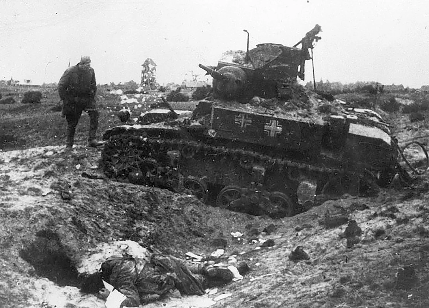 Tehumardi lahinguväljal purustatud Saksa tankijäägrite kergetank M3 Stuart.