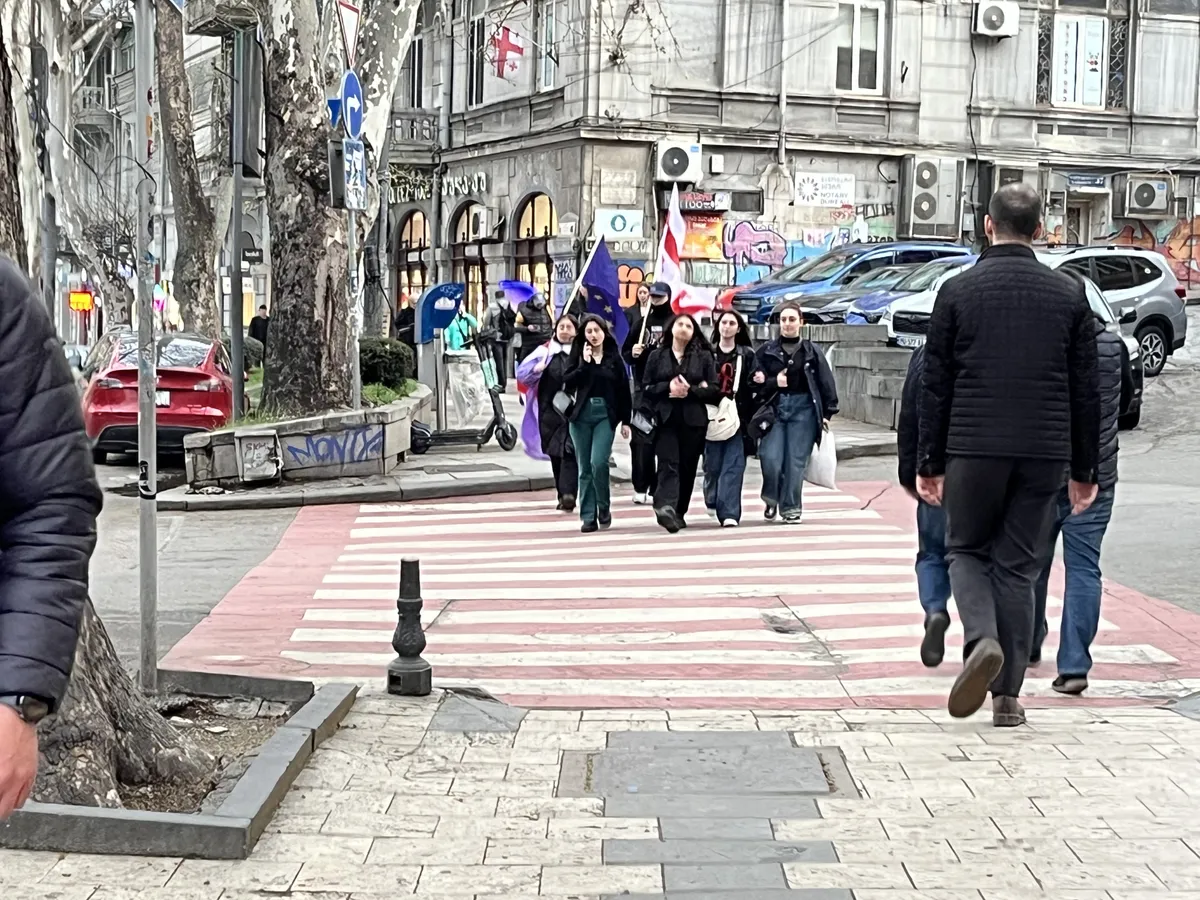 Noorte piketeerijate vahetus lahkumas parlamendihoone eest.