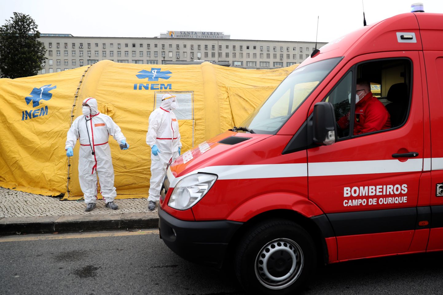 Kiirabi toob Lissaboni haiglasse koroonaviirusega nakatunud patsiendi.