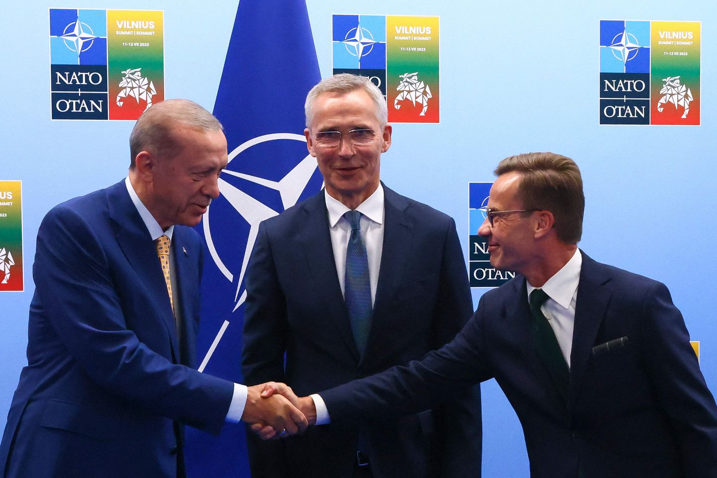 Президент Турции Реджеп Тайип Эрдоган (слева) на саммите НАТО в Вильнюсе летом с премьер-министром Швеции Ульфом Кристерссоном (справа) и генеральным секретарем НАТО Йенсом Столтенбергом.