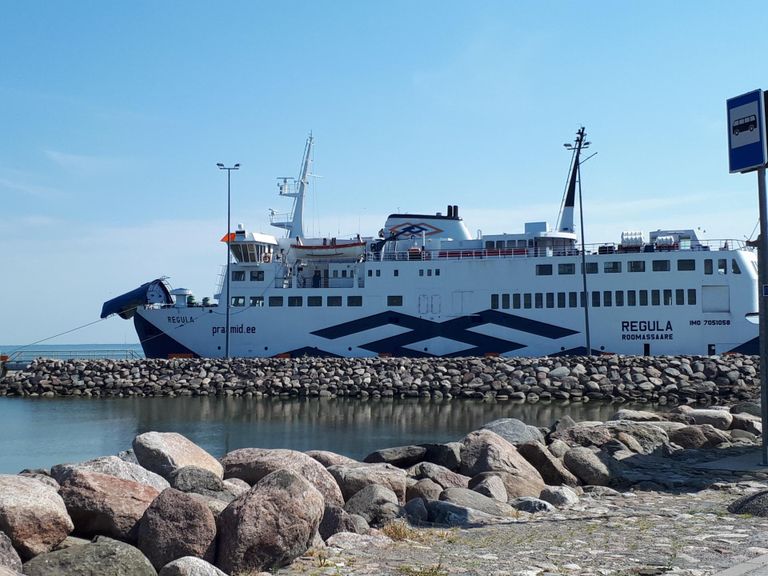 Kuigi Saaremaale reisija tavatseb öelda, et sõidab praamiga Saaremaale, siis nii see ei ole, sest laevad silduvad ikka Muhu saarel Kuivastu sadamas.
