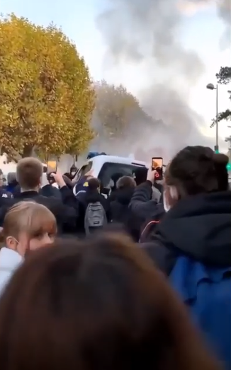 Prantsusmaal Compiègne’is avaldasid õpilased koolide mittesulgemise vastu meelt ja hävitasid politseiauto.
