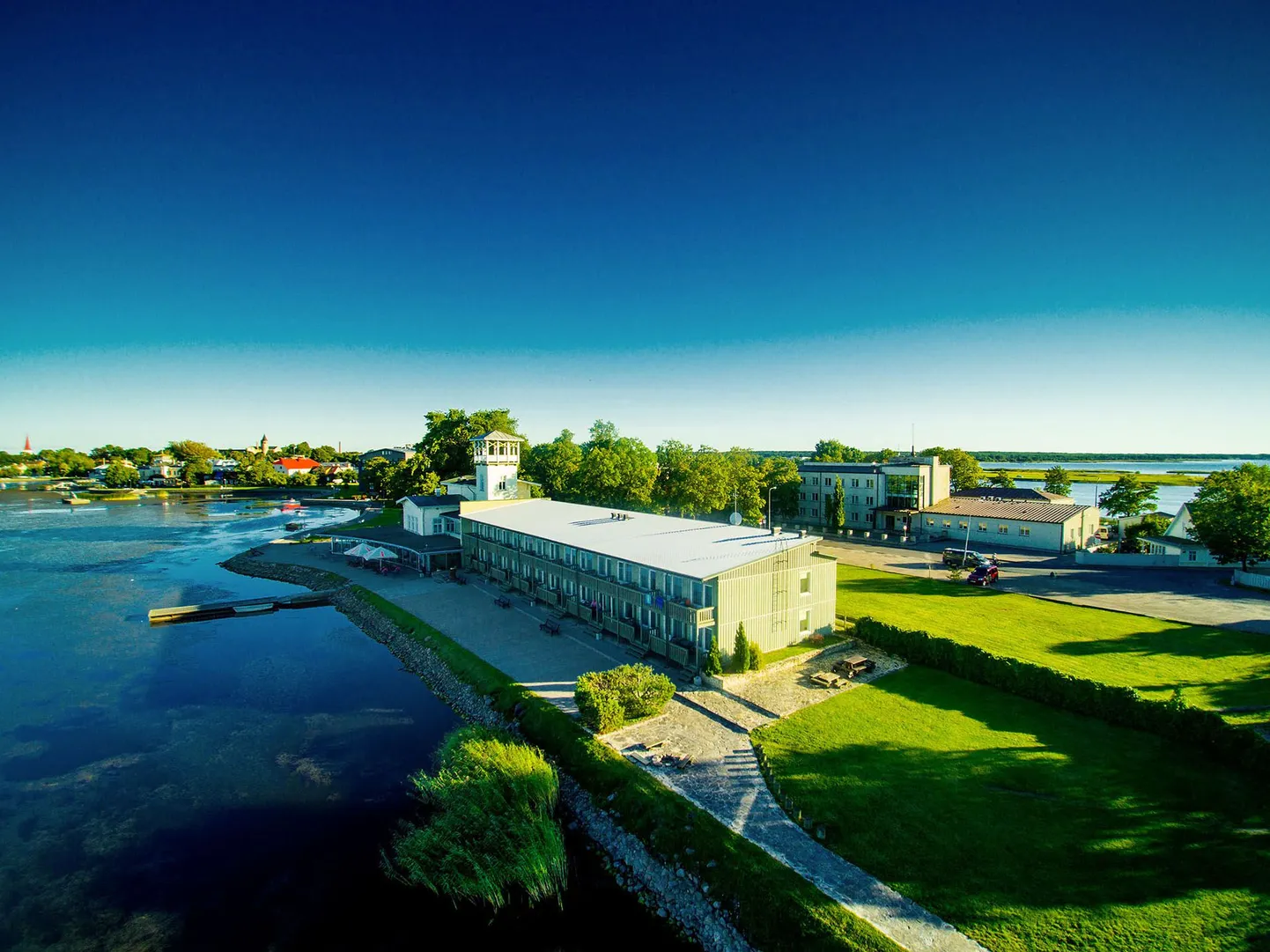 Promenaadi hotell asub merekaldal.