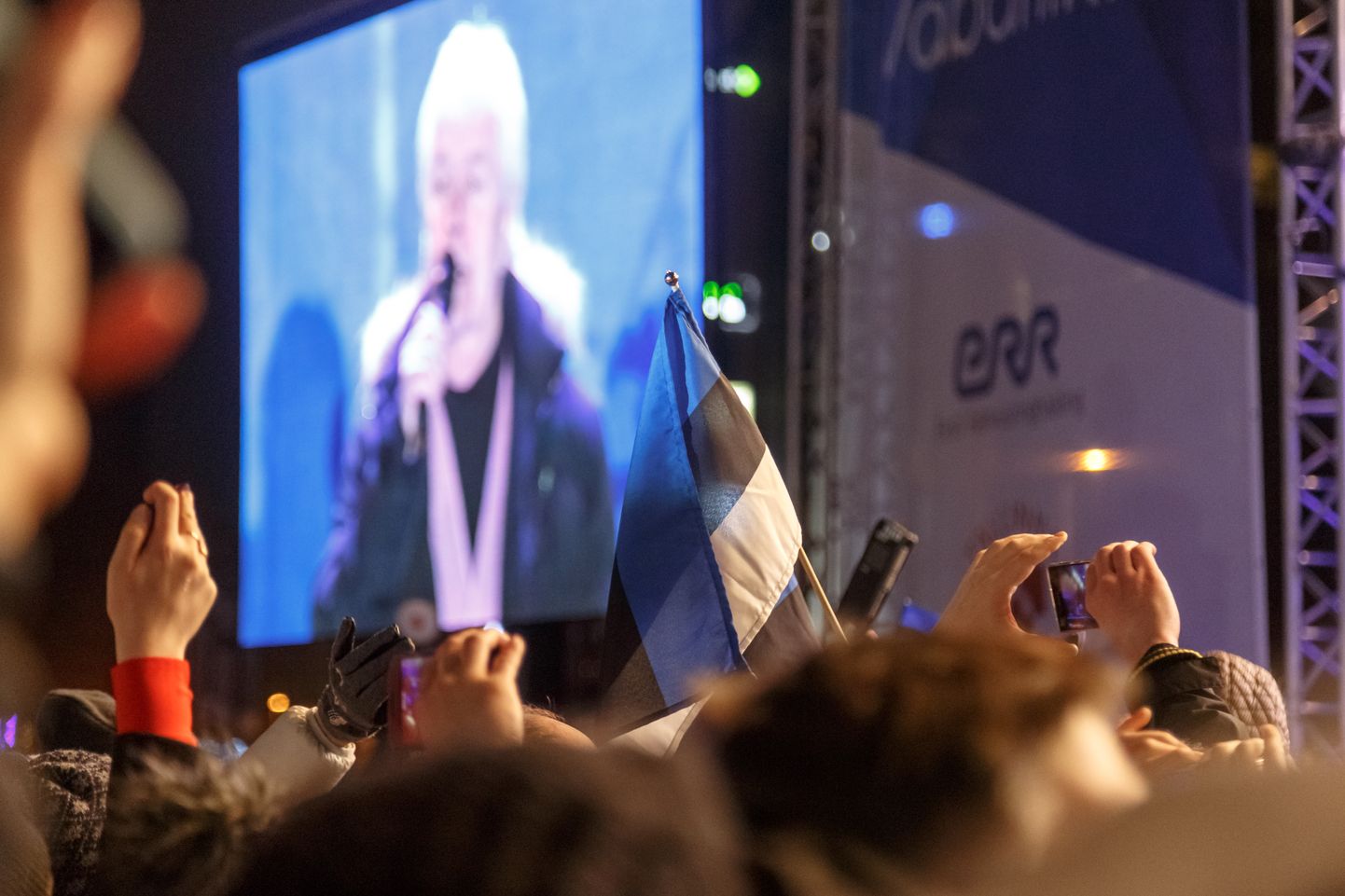 Hümni asendamine Ivo Linna lauluga "Eestlane olen ja eestlaseks jään" ja sellega kaasnenud diskussioon oli Pärnumaa ajakirjanike arvates vajalik, et tuletada meile meelde riigi sümbolite väärtust.