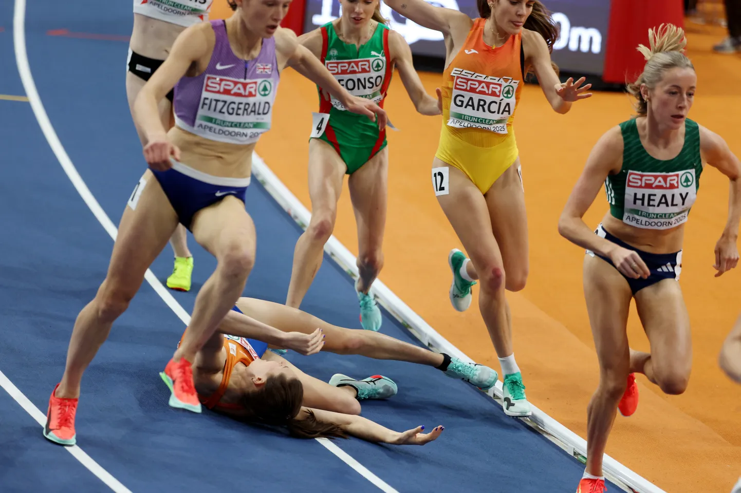 Hollandi jooksja Maureen Koster kukkus naiste 3000 m finaalis.