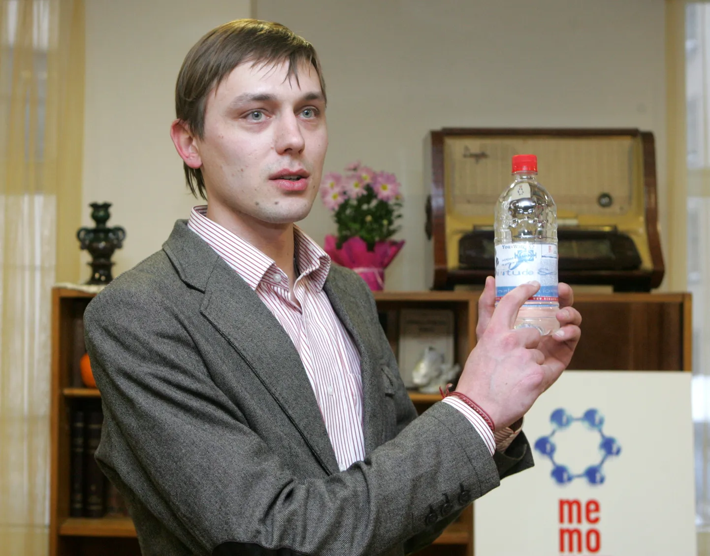 Produkta "Memory Water" pārstāvis Jānis Pļaviņš.