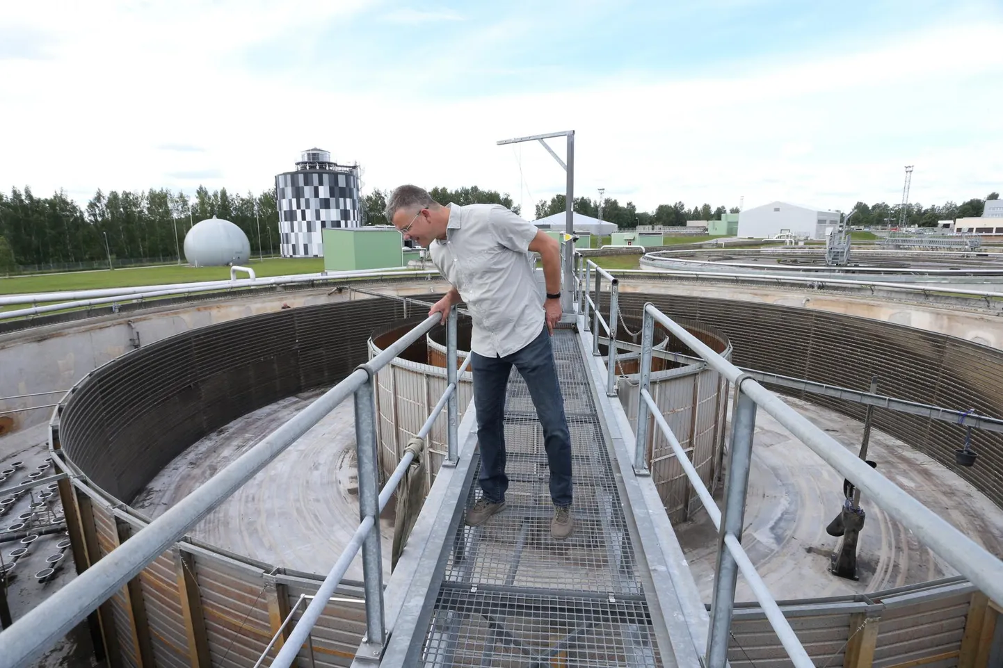 Igast puhastusjaamast võeti koroona reoveeuuringuks proove – kas Viljandi ja Haapsalu elanikud peaksid kartma? Pildil ASi Tartu Veevärk juhataja Toomas Kapp.