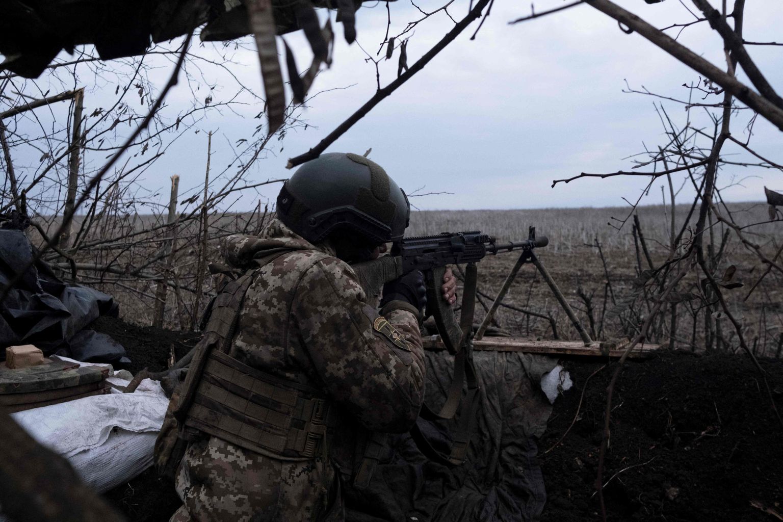 Ukraiņu karavīrs Bahmutā.