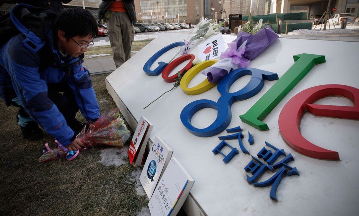 Hiinlased on viimase nädala jooksul Pekingis Google’i kohaliku peakorteri juurde ettevõtte jätkamise toetuseks lillekimpe ja meeneid viinud.
