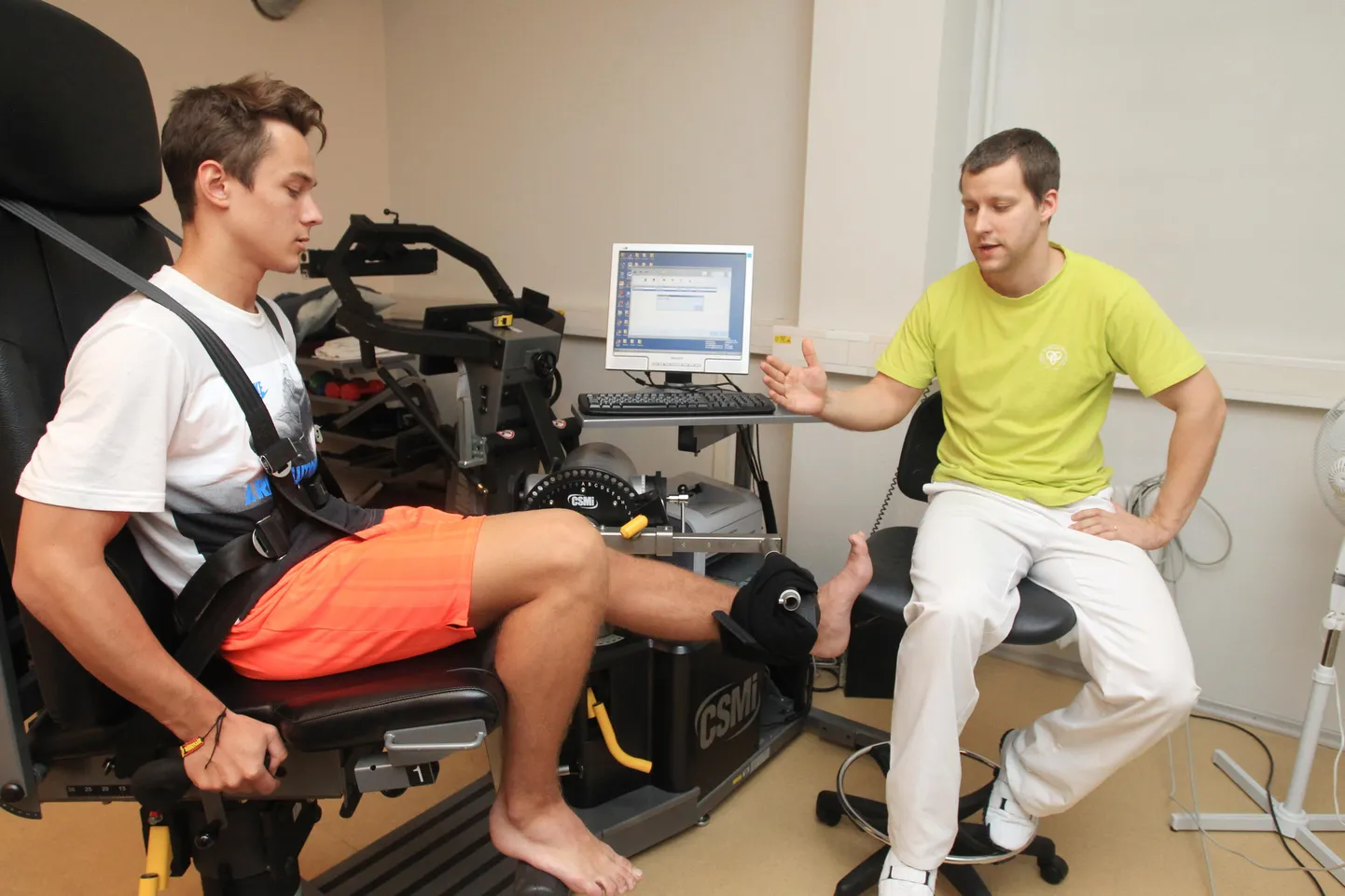 Tartu Ülikooli Kliinikumi sporditraumatoloogia keskuse füsioterapeut Tauno Koovit seletab noorele mitmevõistlejale Hans-Christian Hausenbergile, kuidas sooritada isokineetilise dünamomeetria test jalgade jõu määramiseks.