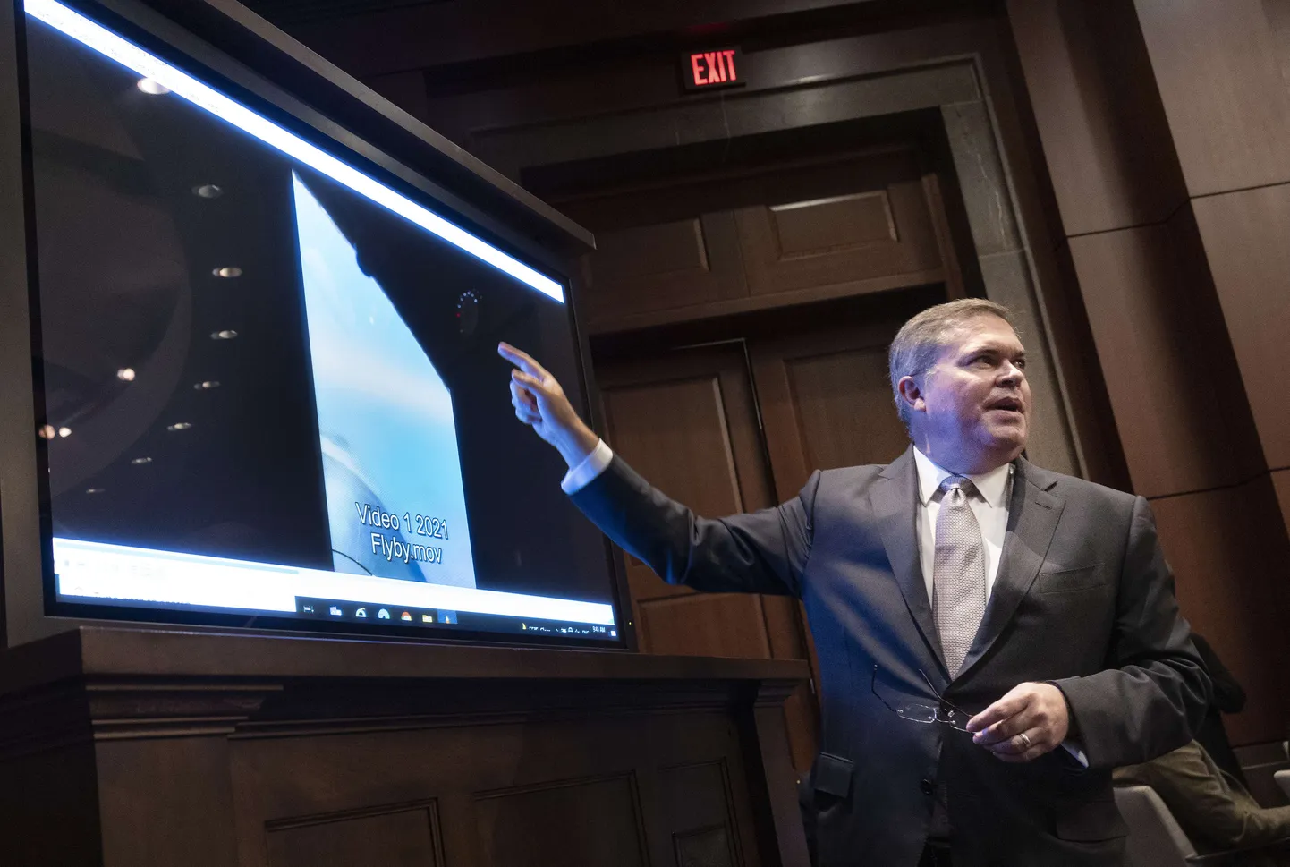 USA mereluure asedirektor Scott Bray selgitamas 17. mail 2022 esindajatekoja komisjonile seletamatuid õhunähtusi.