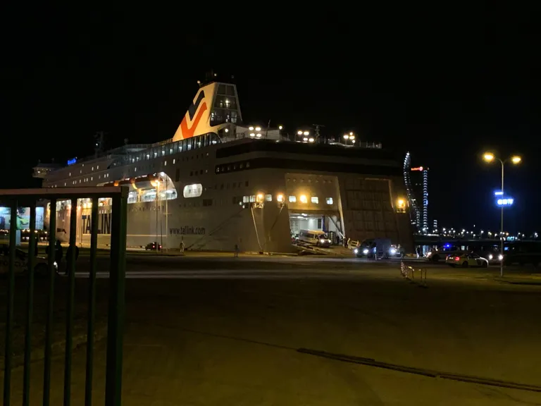 Rīgas osta. Tiek sagaidīts kuģis no Vācijas ar repatriētajiem cilvēkiem.