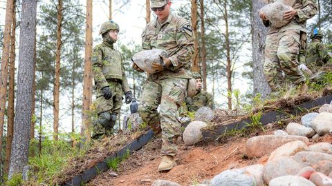 GALERII ⟩ Liitlased aitasid ajaloolist mäge korrastada