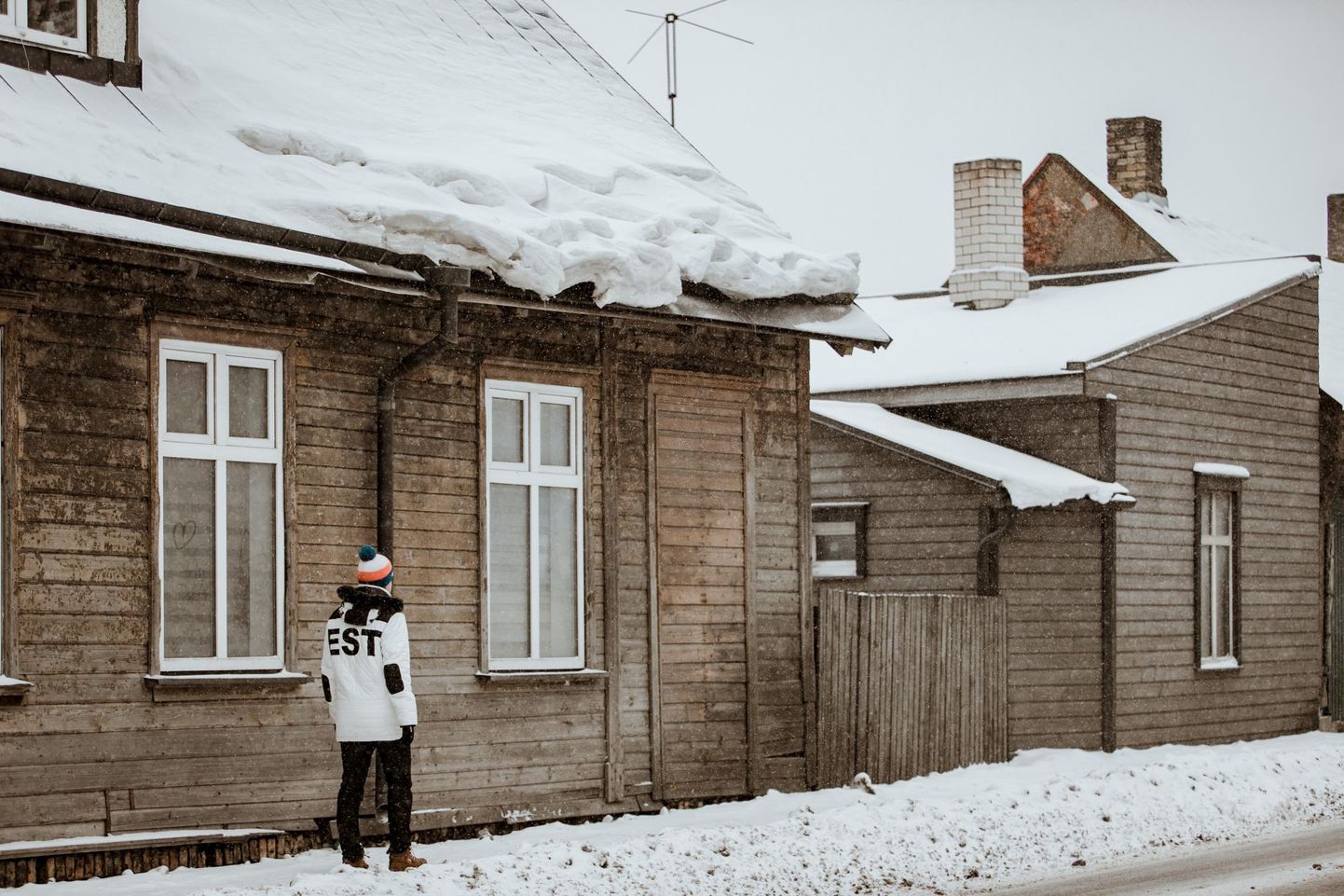 Pärnu linnaski leidub kõniteeäärseid katuseräästaid, kuhu kogunenud lumi ja jää endast jalakäijaile ohtu kujutavad.