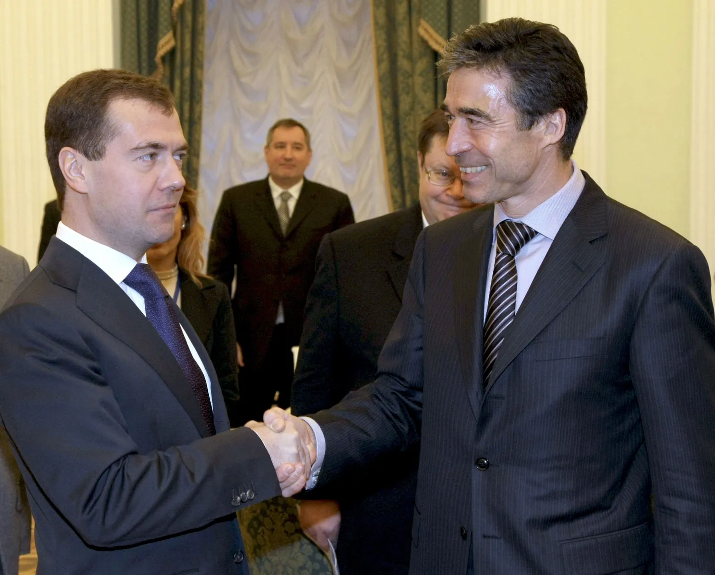 Андерс Фог Расмуссен (справа) во время встречи в Москве с президентом России Дмитрием Медведевым.