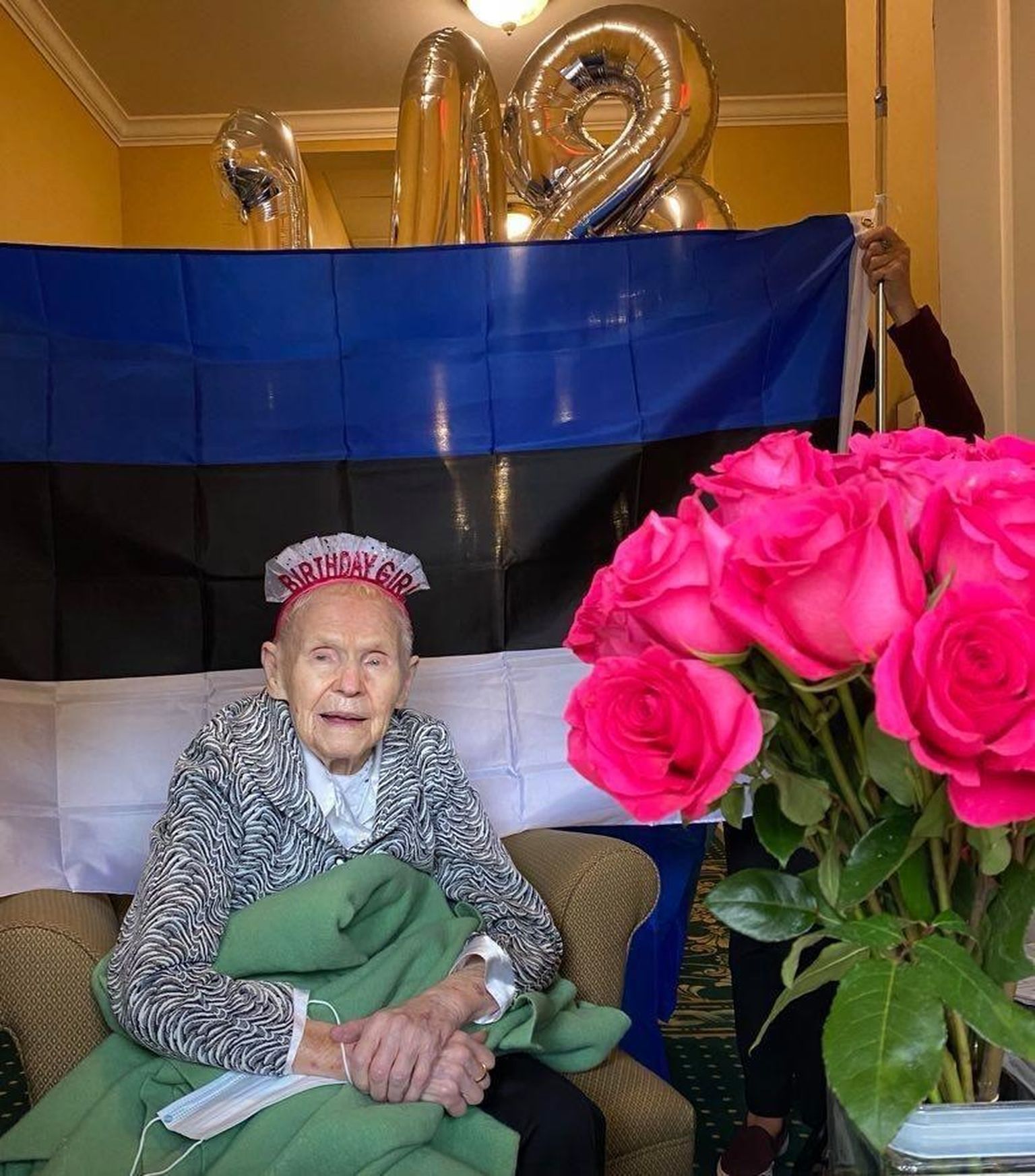 Üks viimaseid fotosid Illa Toompuust, kes poseerib oma 108. sünnipäeval New Jerseys küllatulnud eestlastele. 