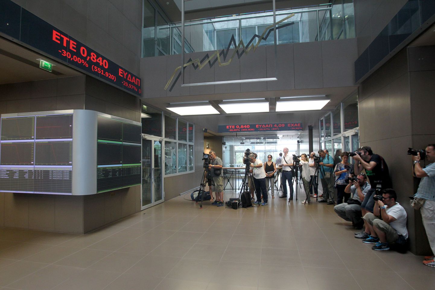 Aktsiaindeksid puha punases – ajakirjanikud pildistavad Ateena börsi avanemist börsihoone fuajees.