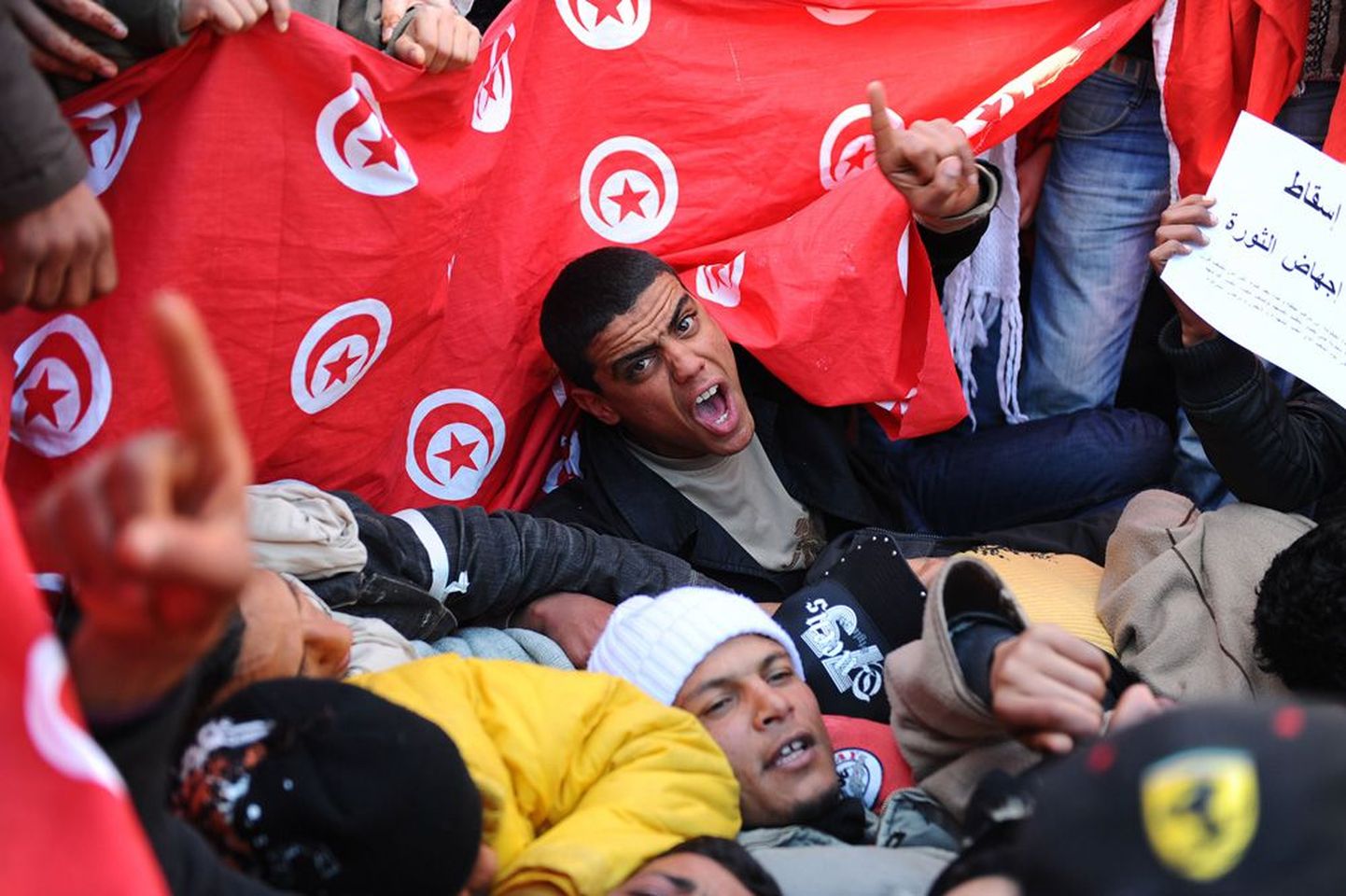 Vihased tuneeslased protesteerimas Tunises ajutise valitsuse vastu.